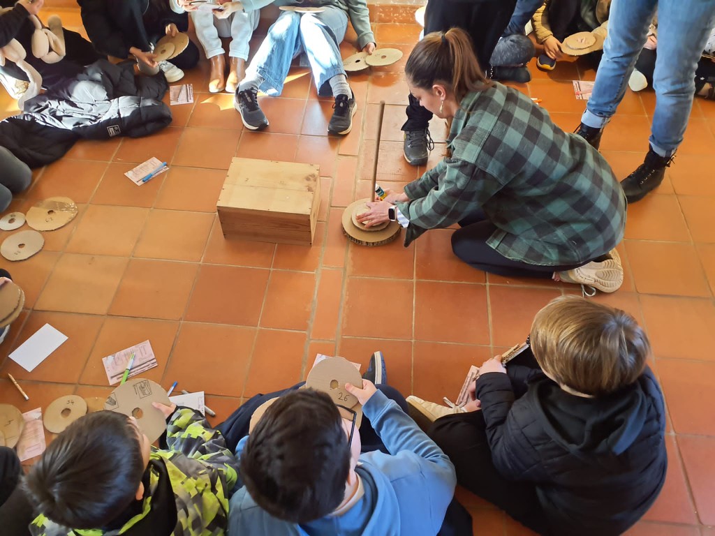 Animation au café-asso : le Tympan. Pour les enfants, les concepts abstraits se résolvent avec une maquette en carton et une bonne dose de sensibilité&nbsp;!
